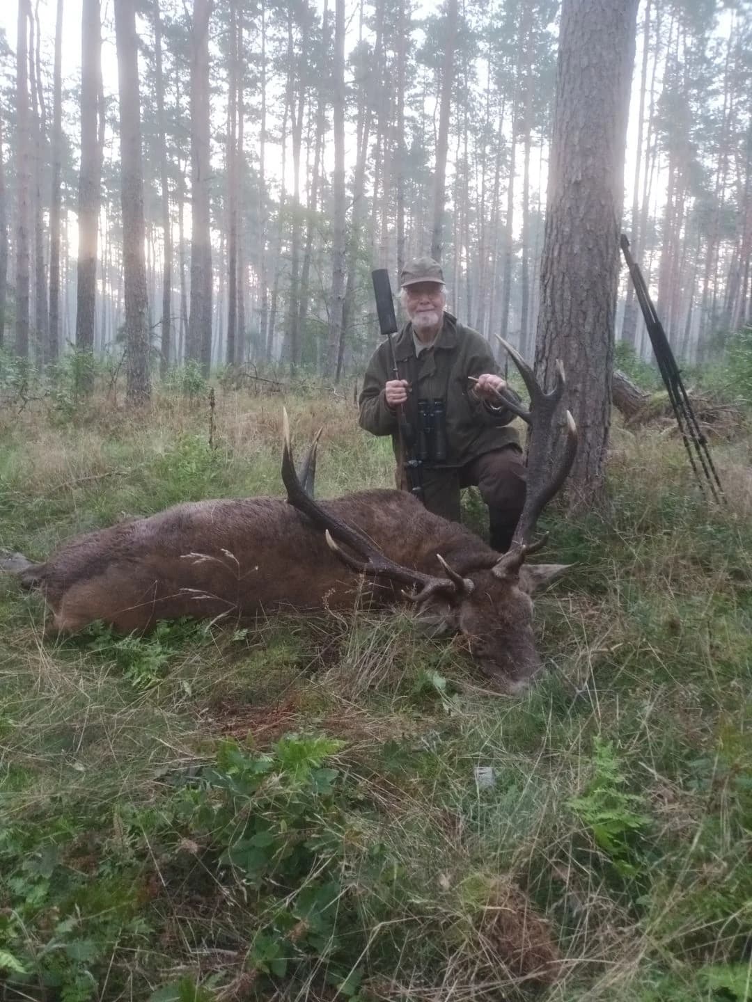 Antoni Stachurski mit erlegtem Rotwild - VENATOR Jagdagentur