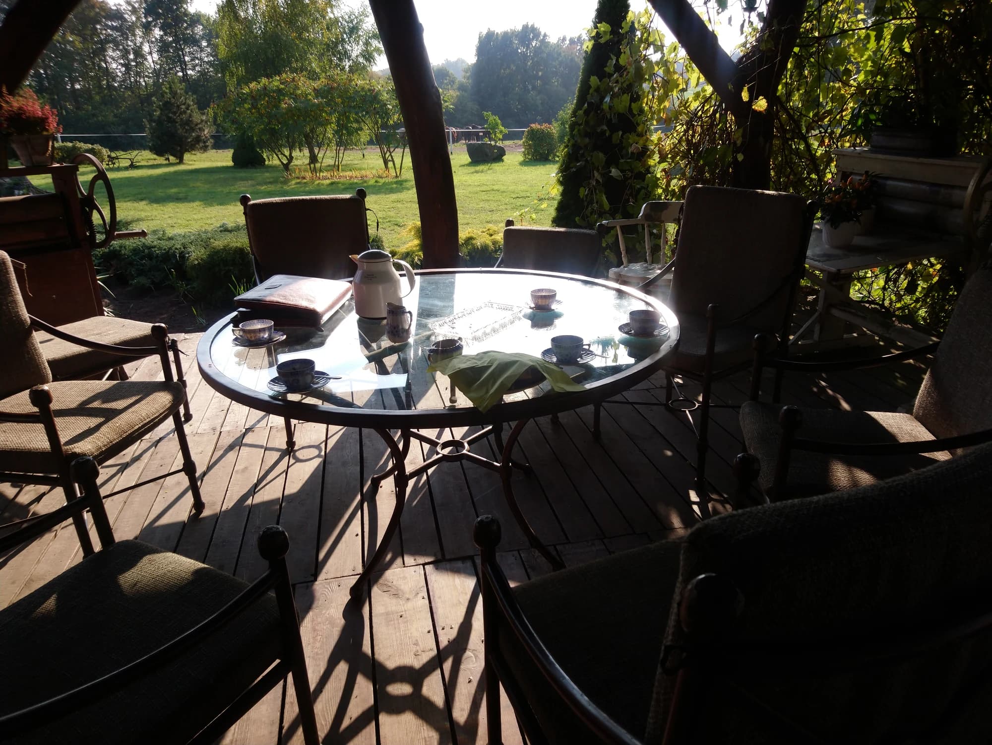 Terrasse der Jagdunterkunft am Morgen